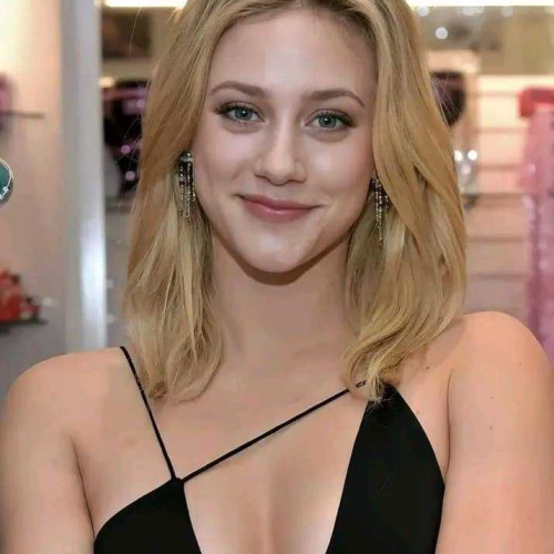 Lili Reinhart L.